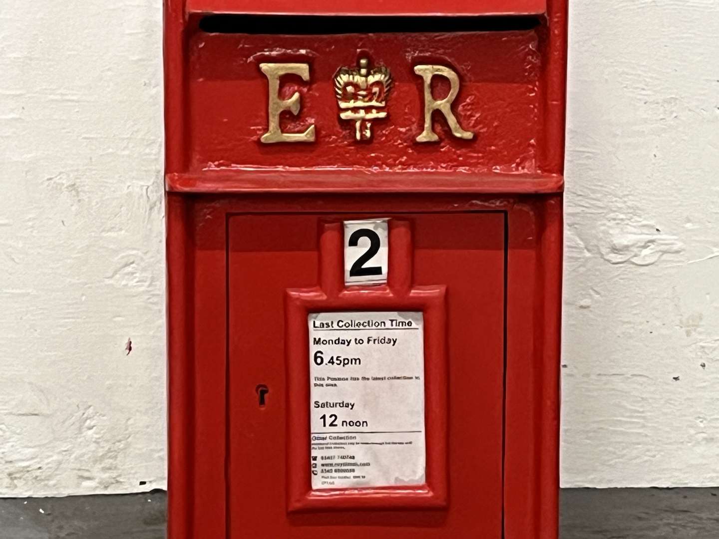 <p>ER Cast Iron Fronted Post Box</p>