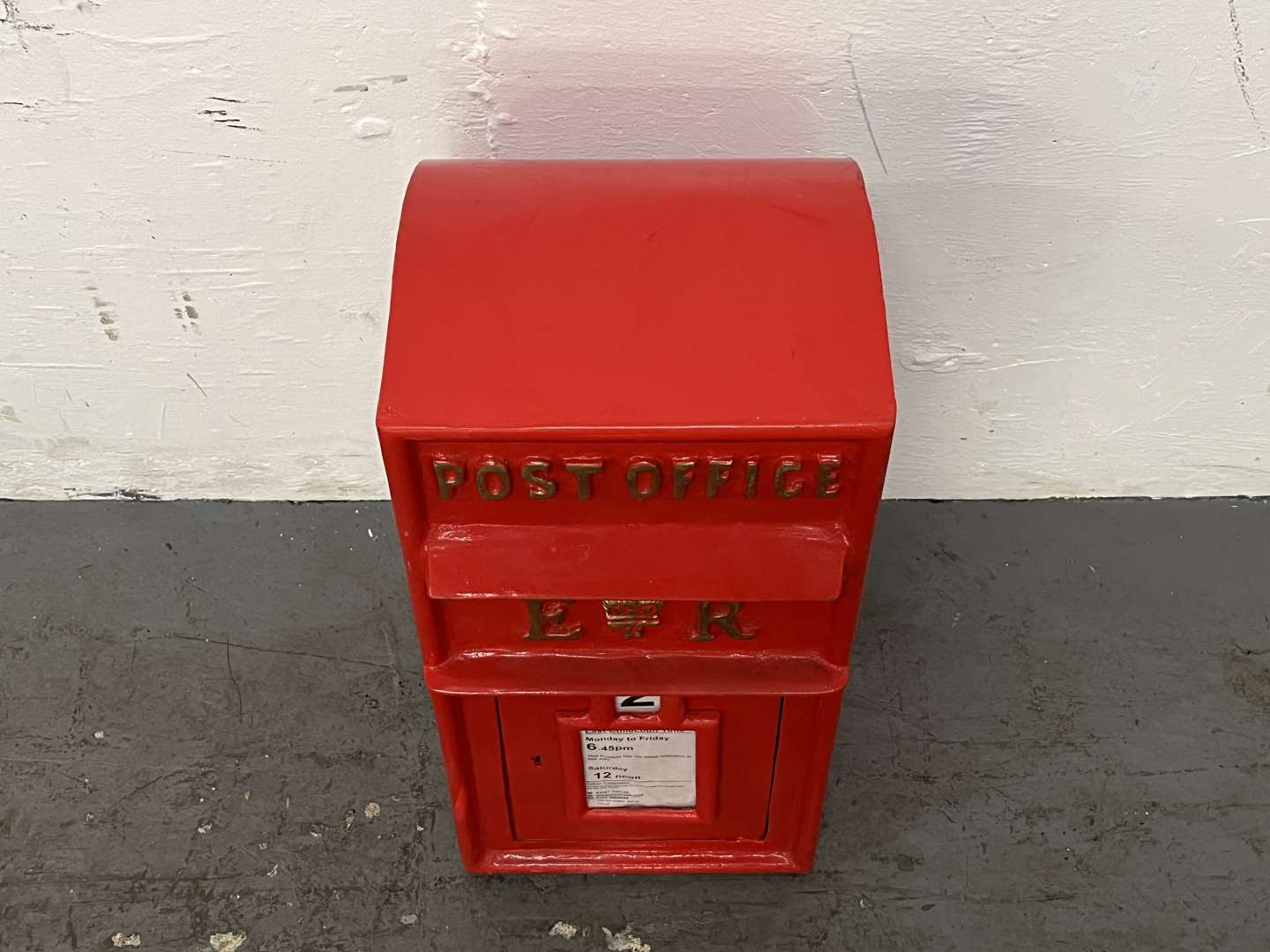 <p>ER Cast Iron Fronted Post Box</p>