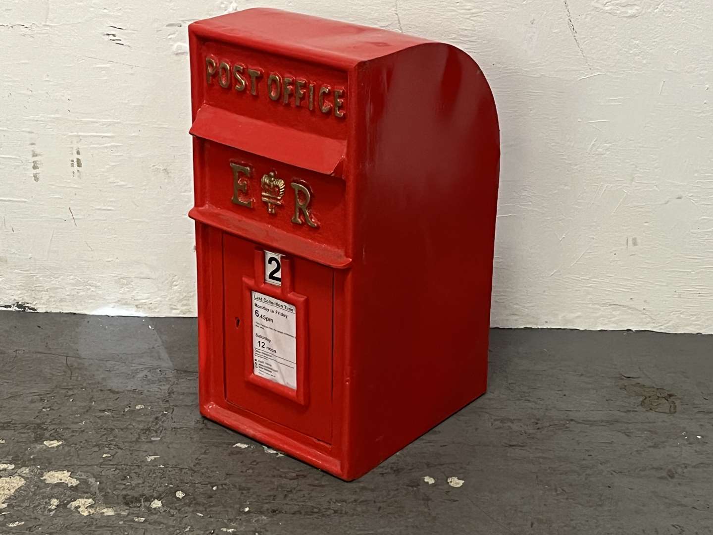 <p>ER Cast Iron Fronted Post Box</p>