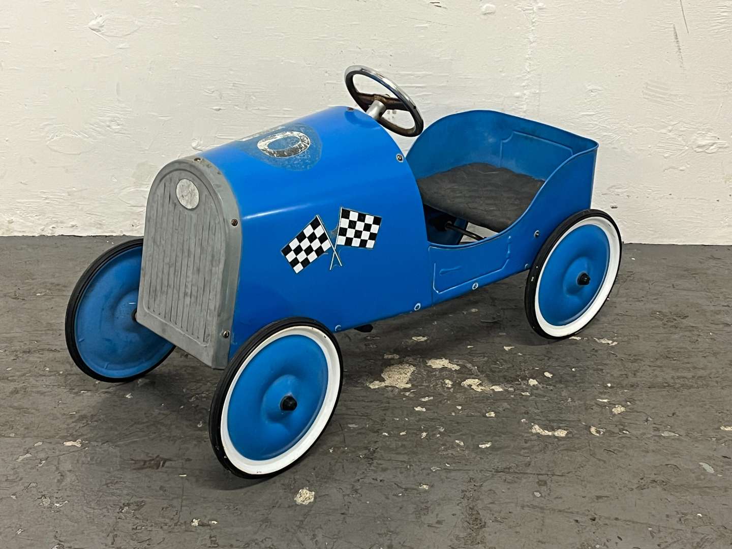 <p>Blue Tin Plate Childs Pedal Car</p>