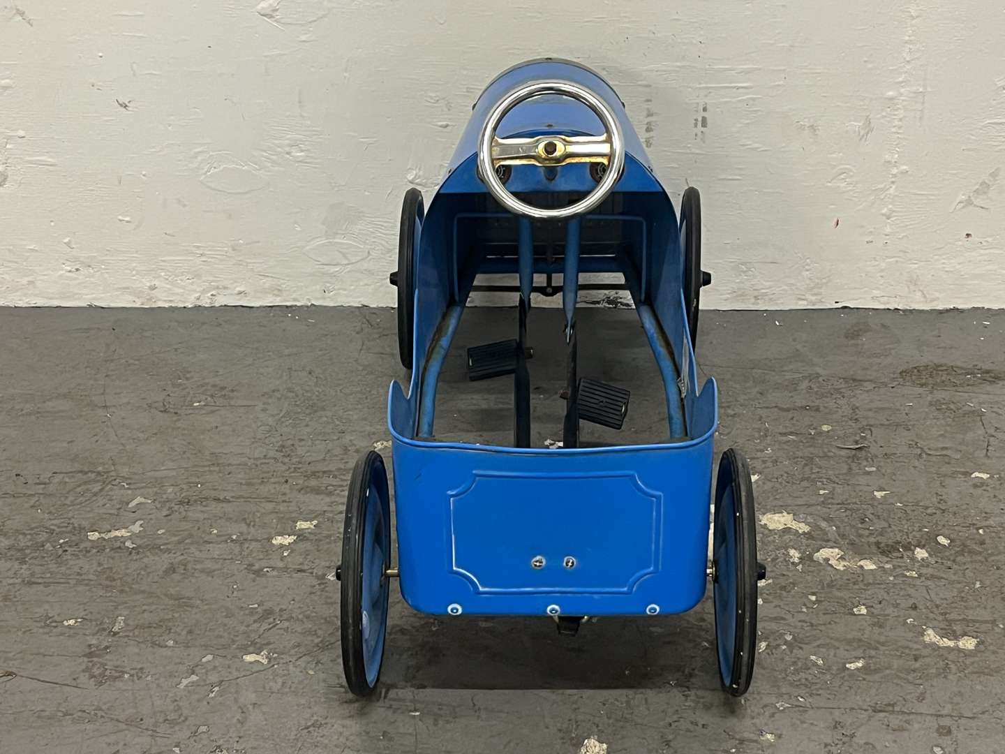 <p>Blue Tin Plate Childs Pedal Car</p>
