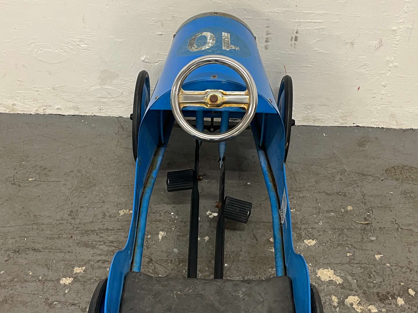 <p>Blue Tin Plate Childs Pedal Car</p>