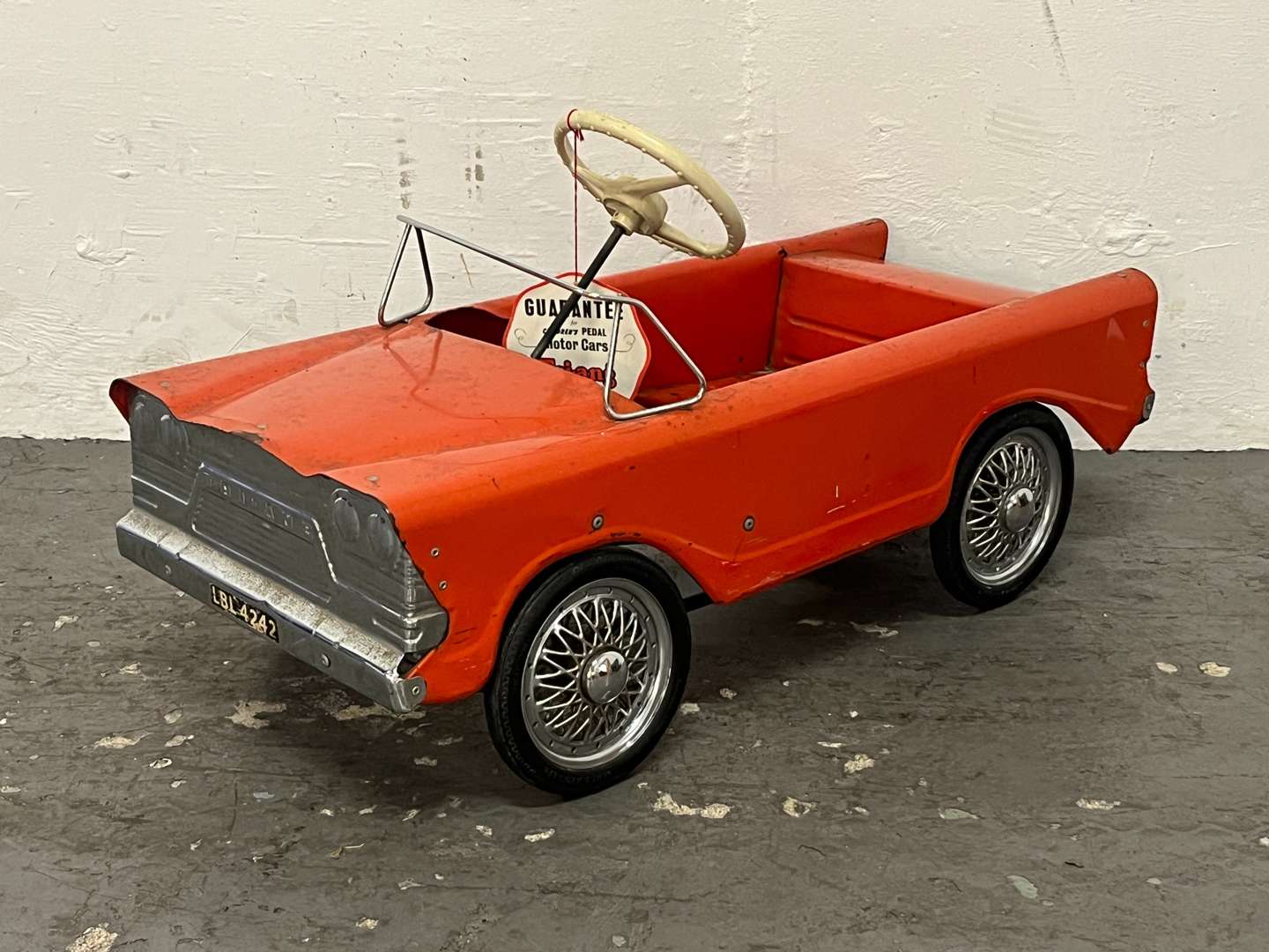<p>Tri-Ang Childs Tin Plate Pedal Car</p>