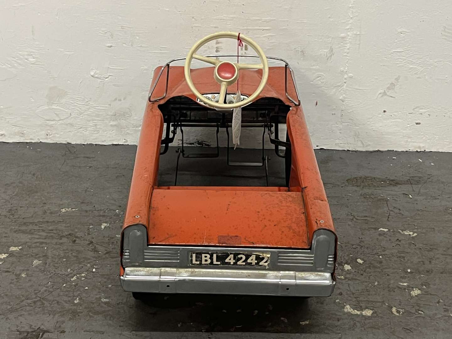 <p>Tri-Ang Childs Tin Plate Pedal Car</p>