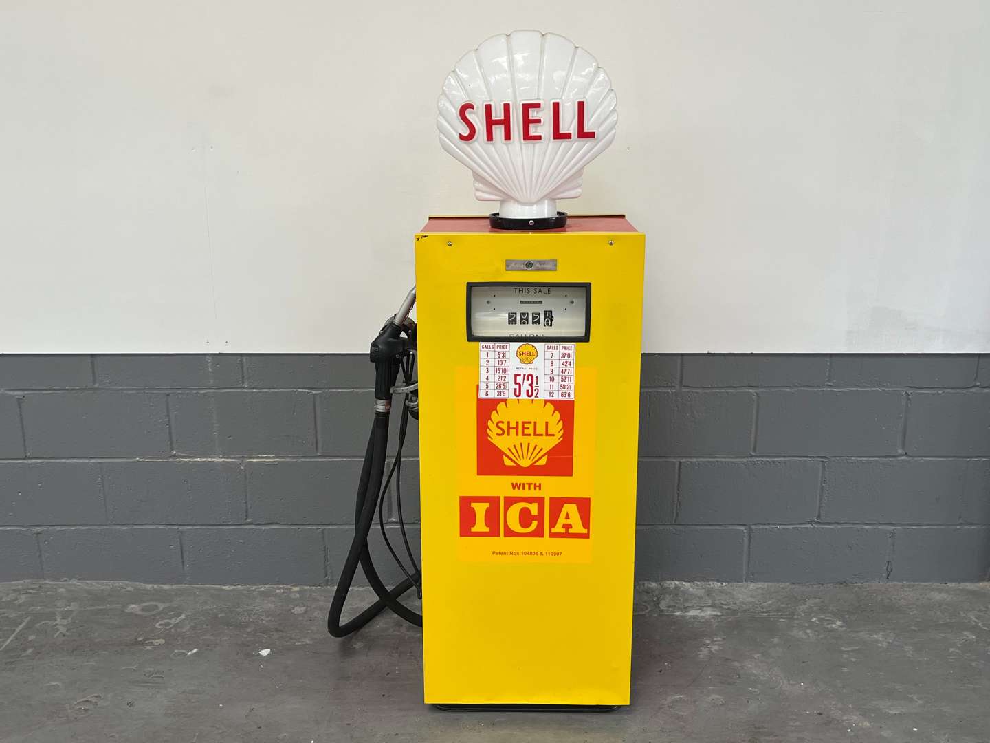 <p>Avery Hardoll Petrol Pump In Shell Livery With a Reproduction Glass Globe</p>