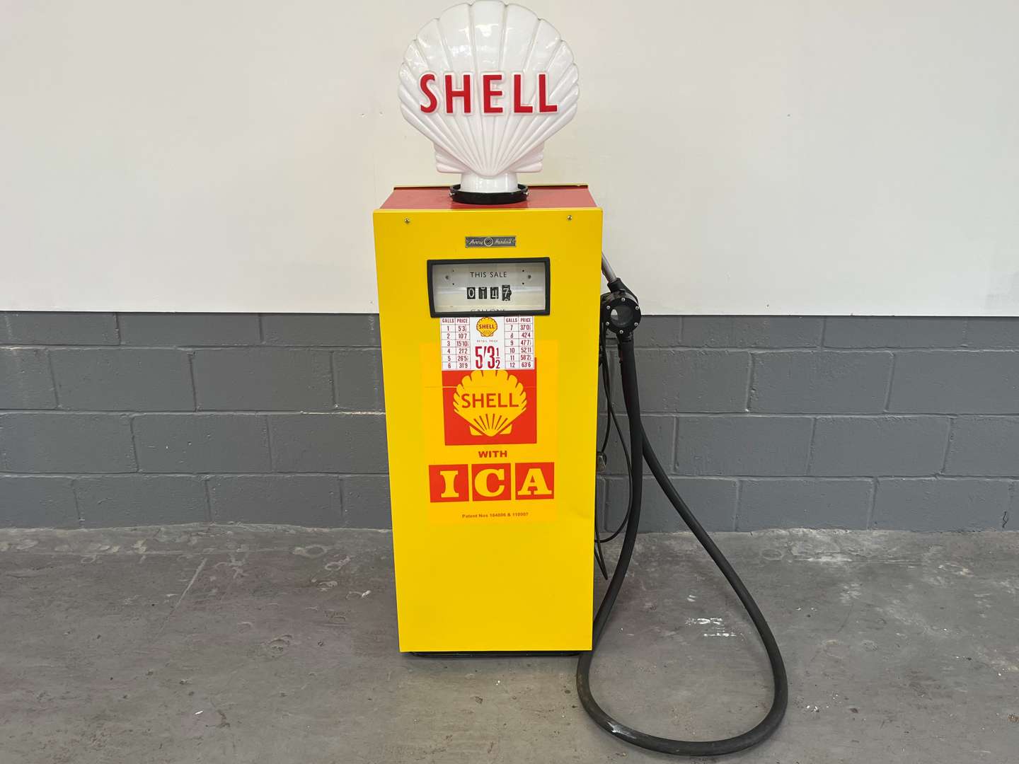 <p>Avery Hardoll Petrol Pump In Shell Livery With a Reproduction Glass Globe</p>
