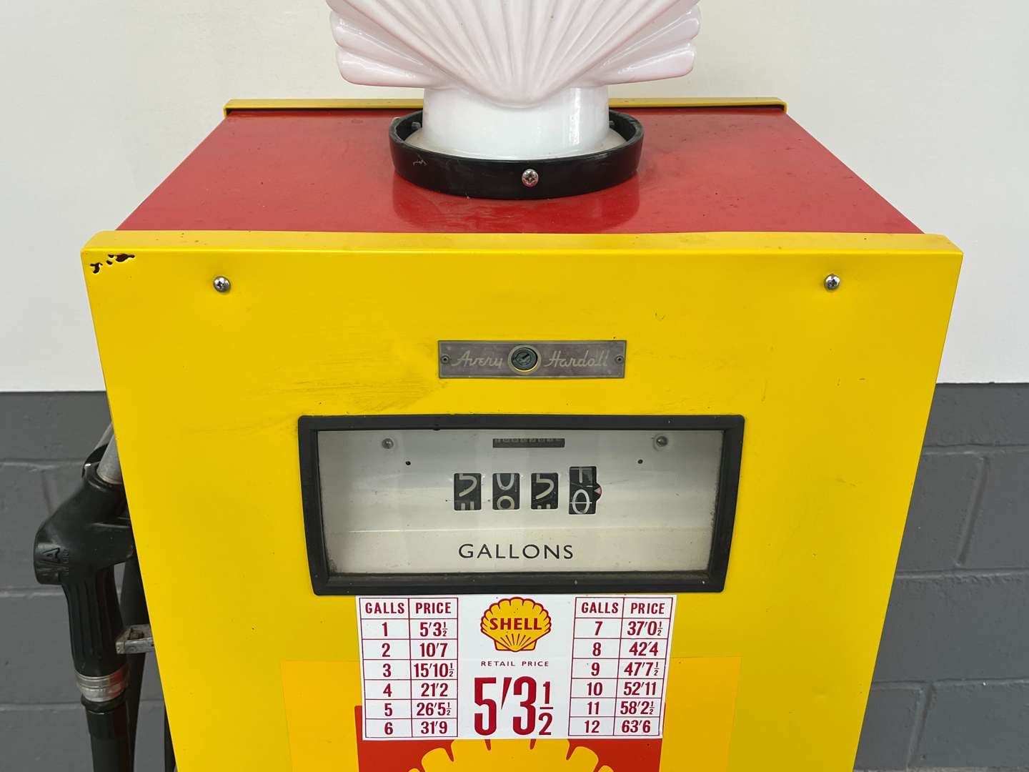 <p>Avery Hardoll Petrol Pump In Shell Livery With a Reproduction Glass Globe</p>