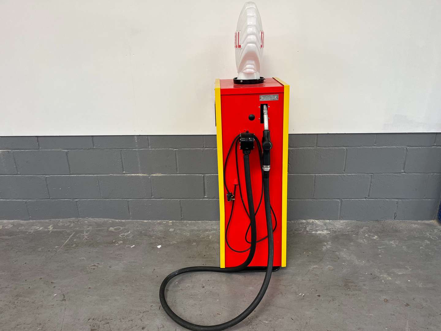 <p>Avery Hardoll Petrol Pump In Shell Livery With a Reproduction Glass Globe</p>
