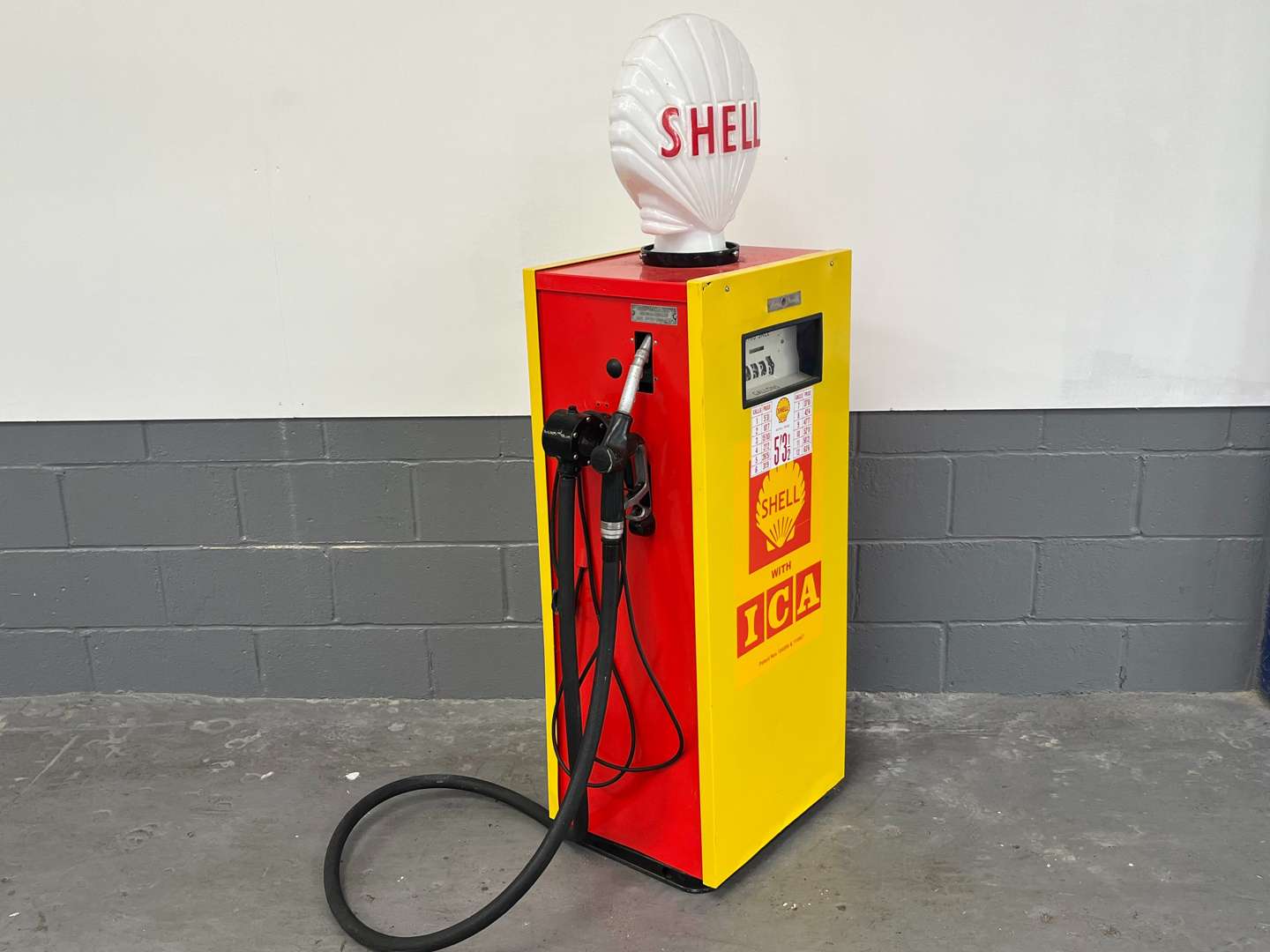 <p>Avery Hardoll Petrol Pump In Shell Livery With a Reproduction Glass Globe</p>