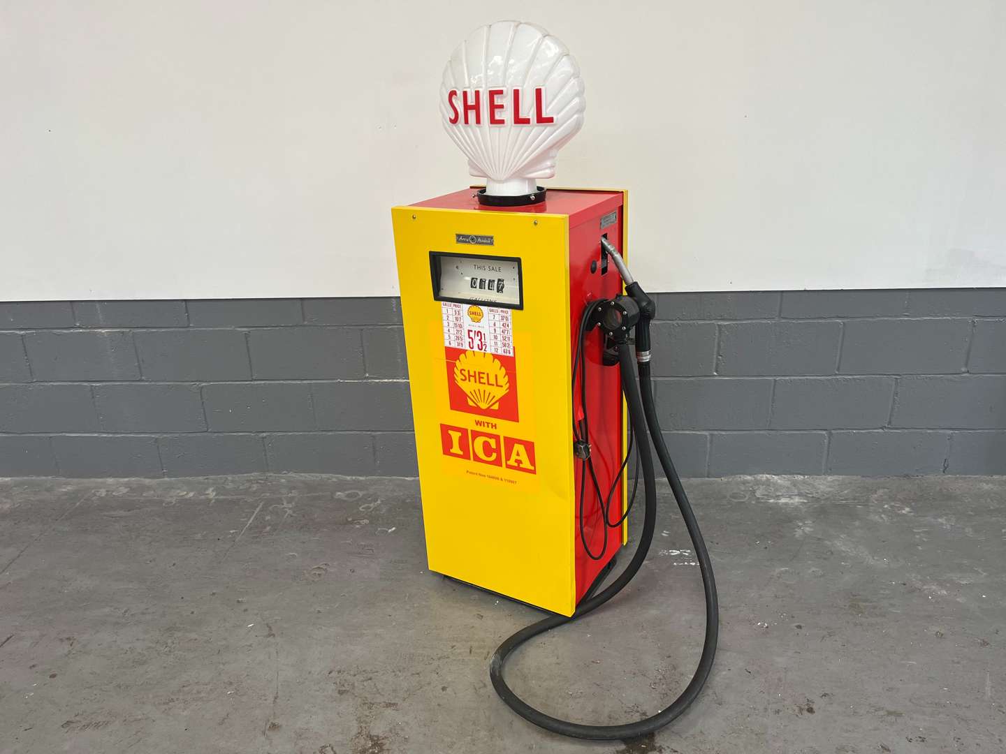 <p>Avery Hardoll Petrol Pump In Shell Livery With a Reproduction Glass Globe</p>