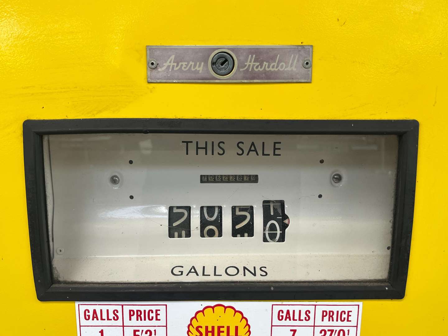 <p>Avery Hardoll Petrol Pump In Shell Livery With a Reproduction Glass Globe</p>