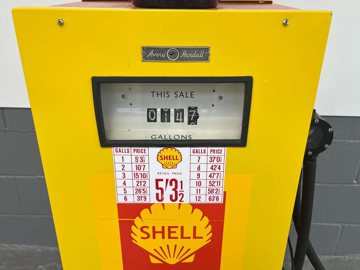 <p>Avery Hardoll Petrol Pump In Shell Livery With a Reproduction Glass Globe</p>