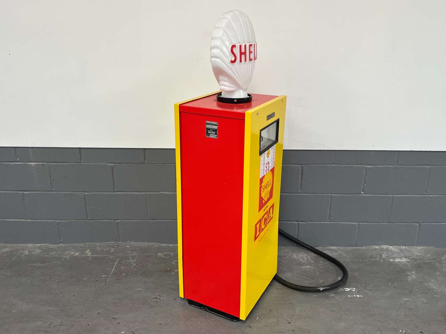 <p>Avery Hardoll Petrol Pump In Shell Livery With a Reproduction Glass Globe</p>