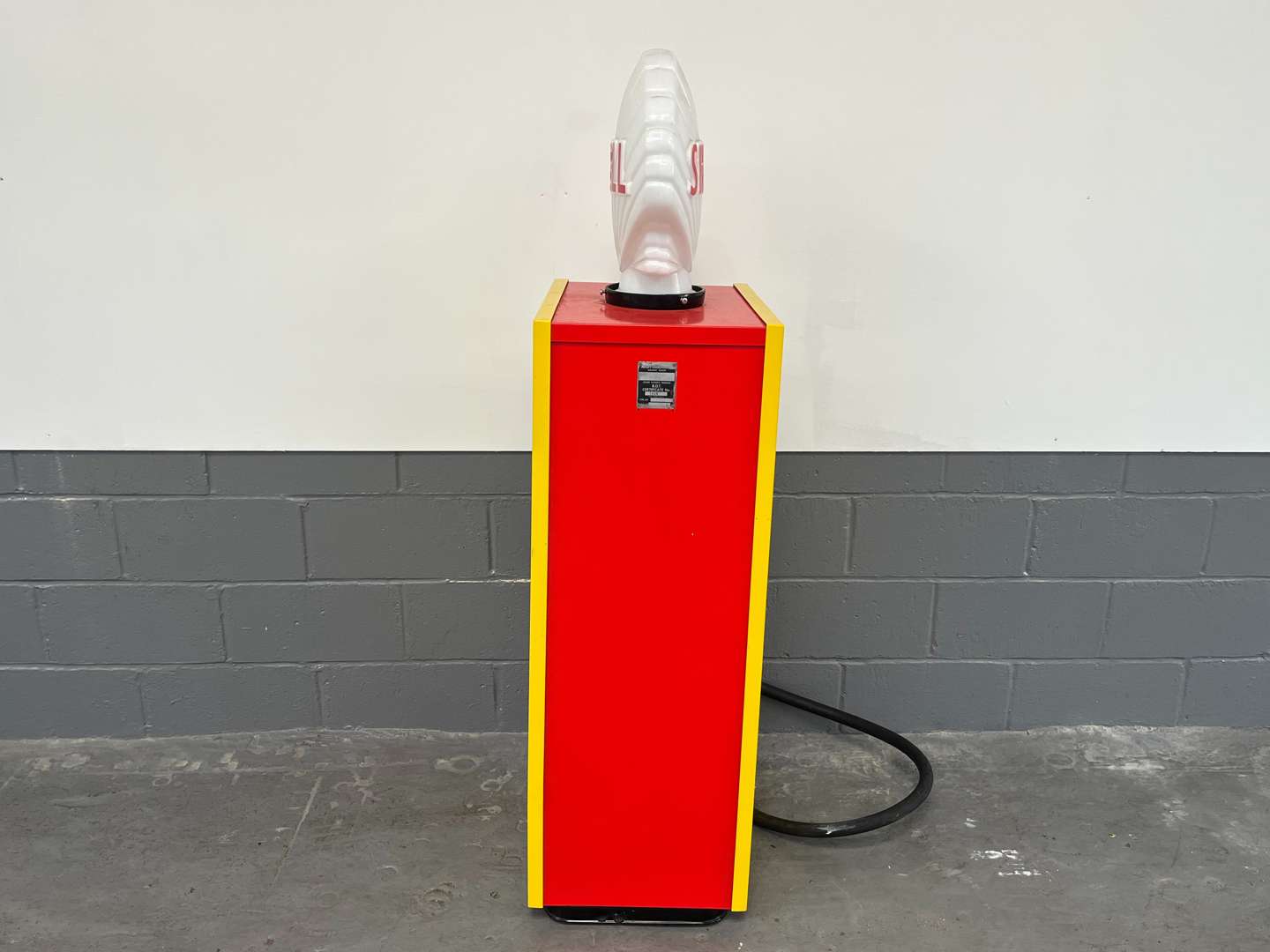 <p>Avery Hardoll Petrol Pump In Shell Livery With a Reproduction Glass Globe</p>