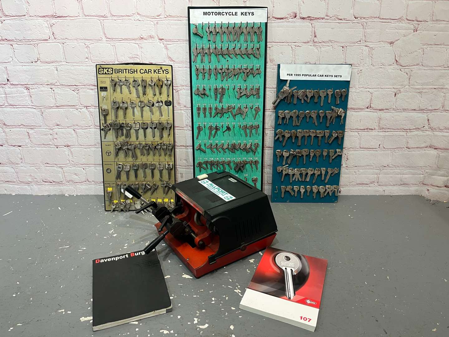 <p>Rekord Plus Key Cutting Machine & Three Key Boards</p>