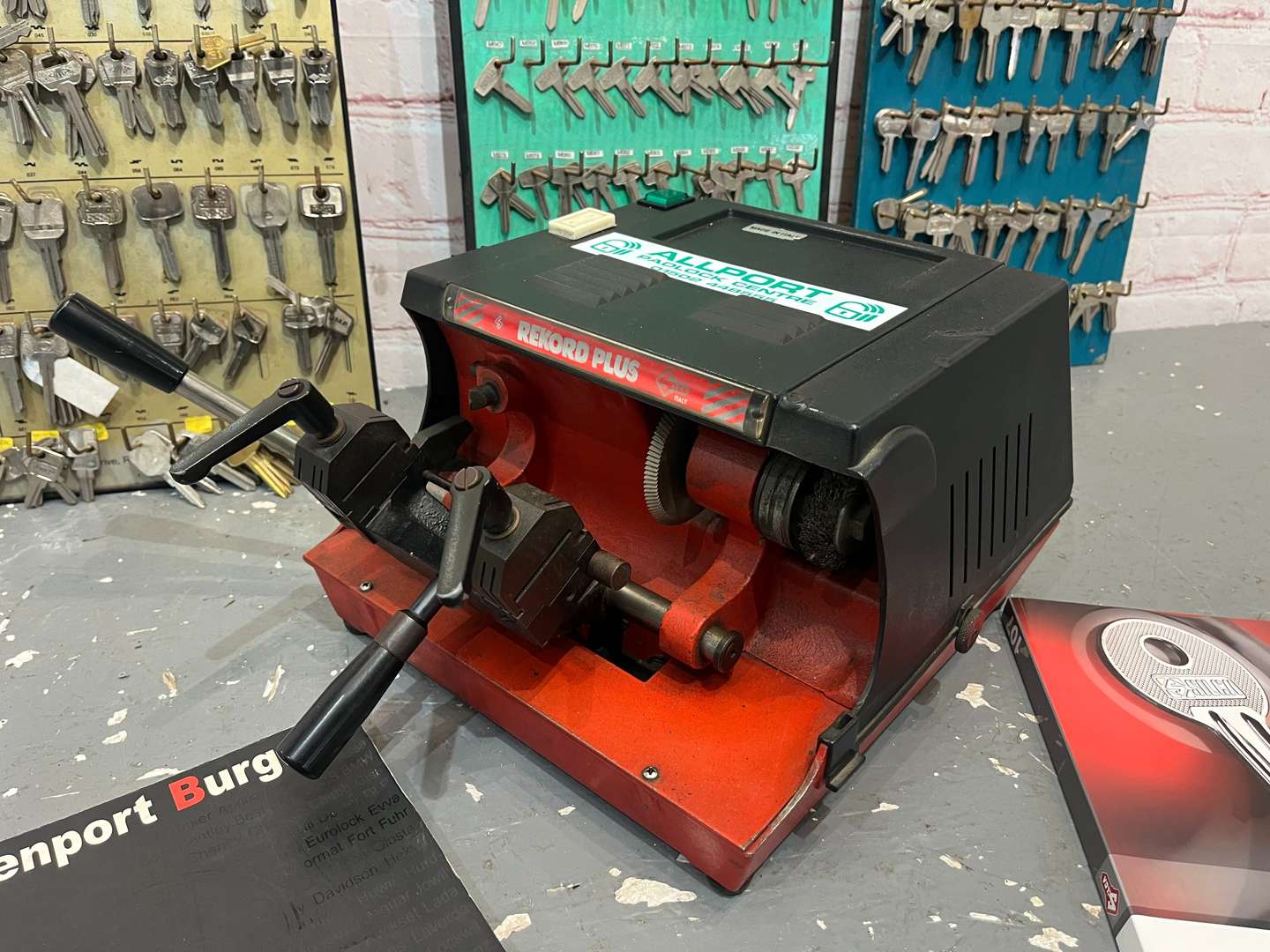<p>Rekord Plus Key Cutting Machine & Three Key Boards</p>