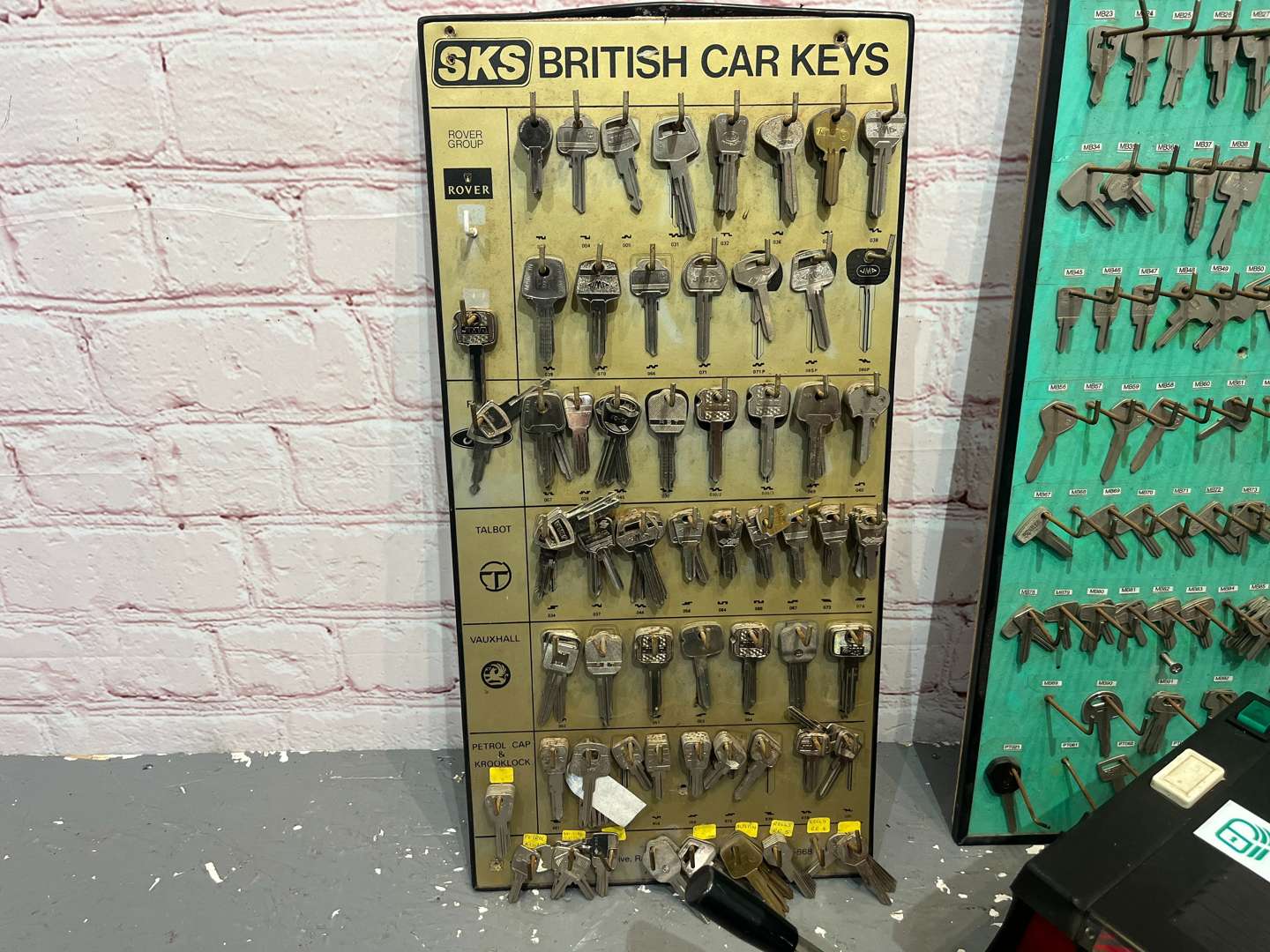 <p>Rekord Plus Key Cutting Machine & Three Key Boards</p>