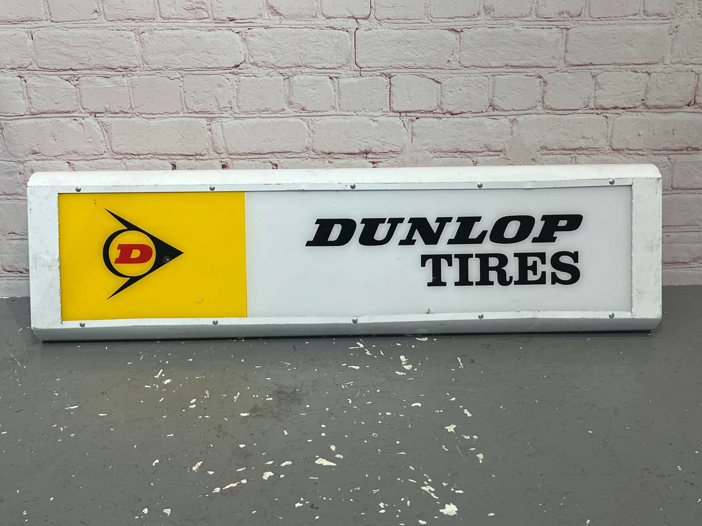<p>Dunlop Tires Illuminated Sign&nbsp;</p>