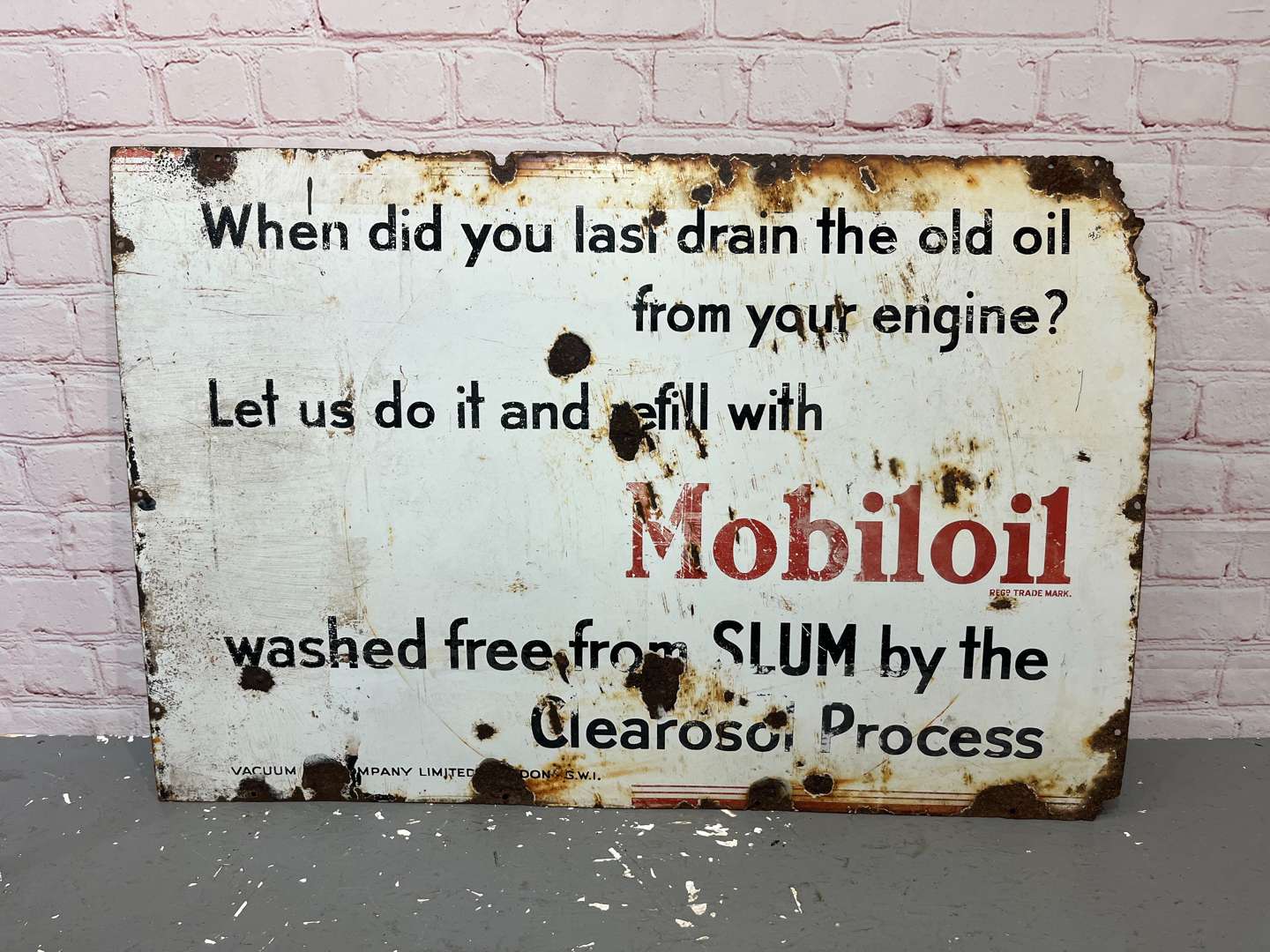 <p>Mobiloil Garage Enamel Sign&nbsp;</p>