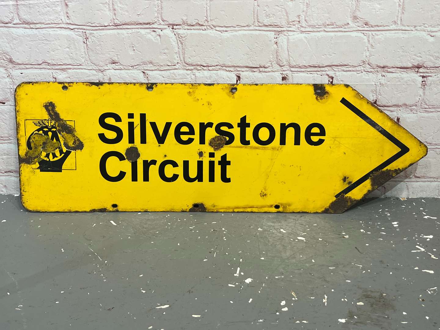 <p>AA Silverstone Circuit Directional Enamel Sign</p>