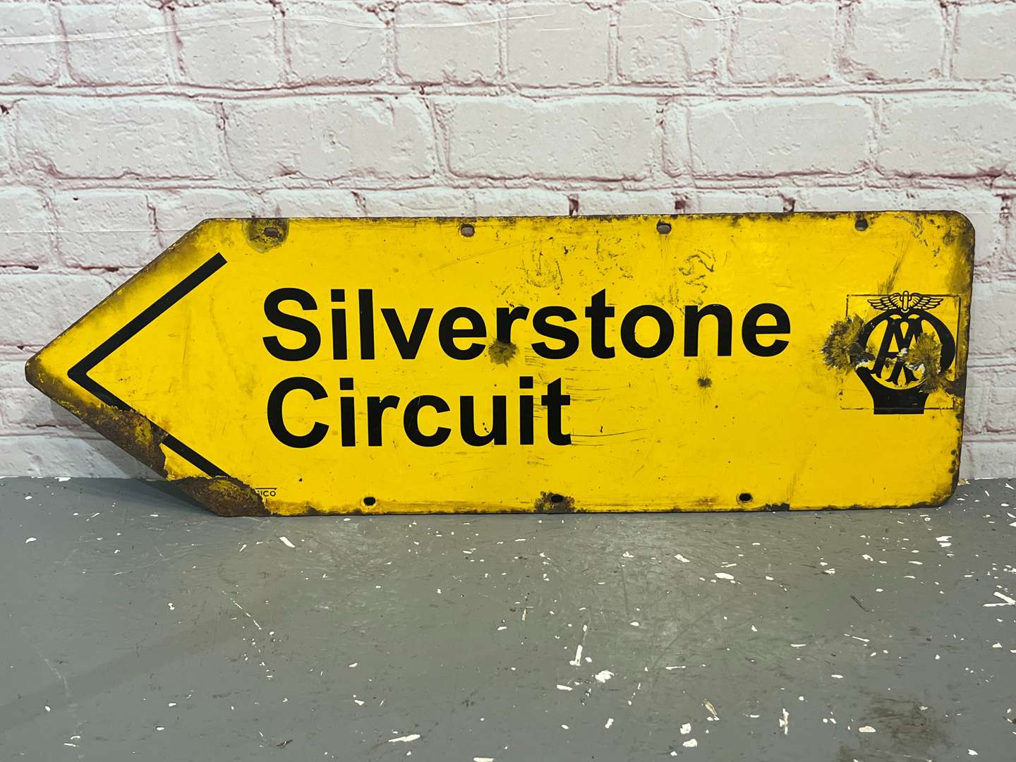 <p>AA Silverstone Circuit Directional Enamel Sign</p>