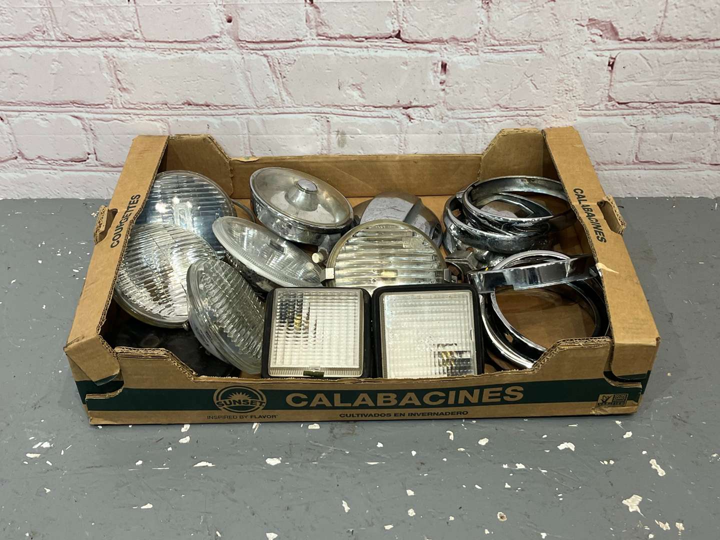 <p>Box of Assorted Car Spotlights/Headlights&nbsp;</p>