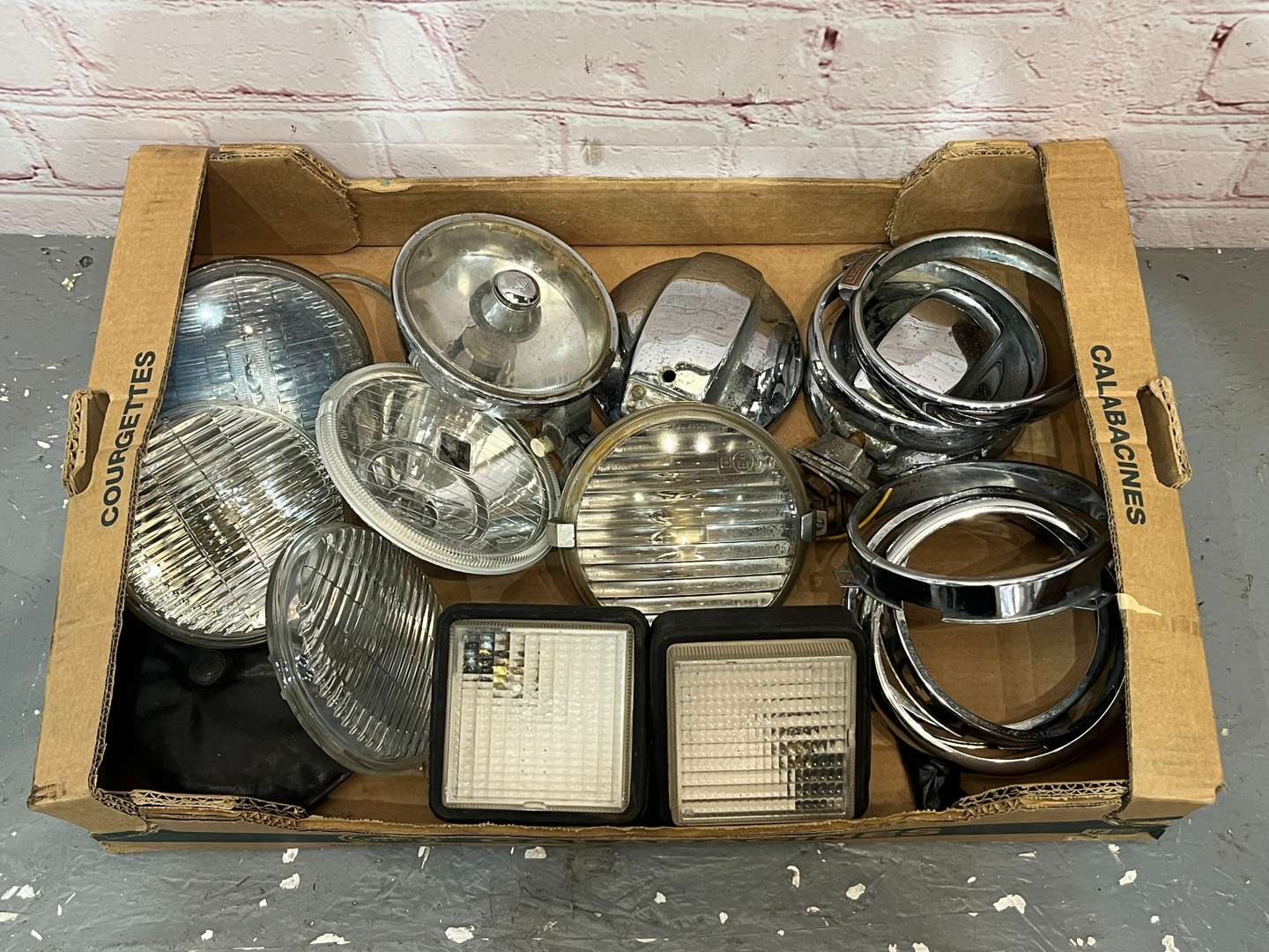 <p>Box of Assorted Car Spotlights/Headlights&nbsp;</p>