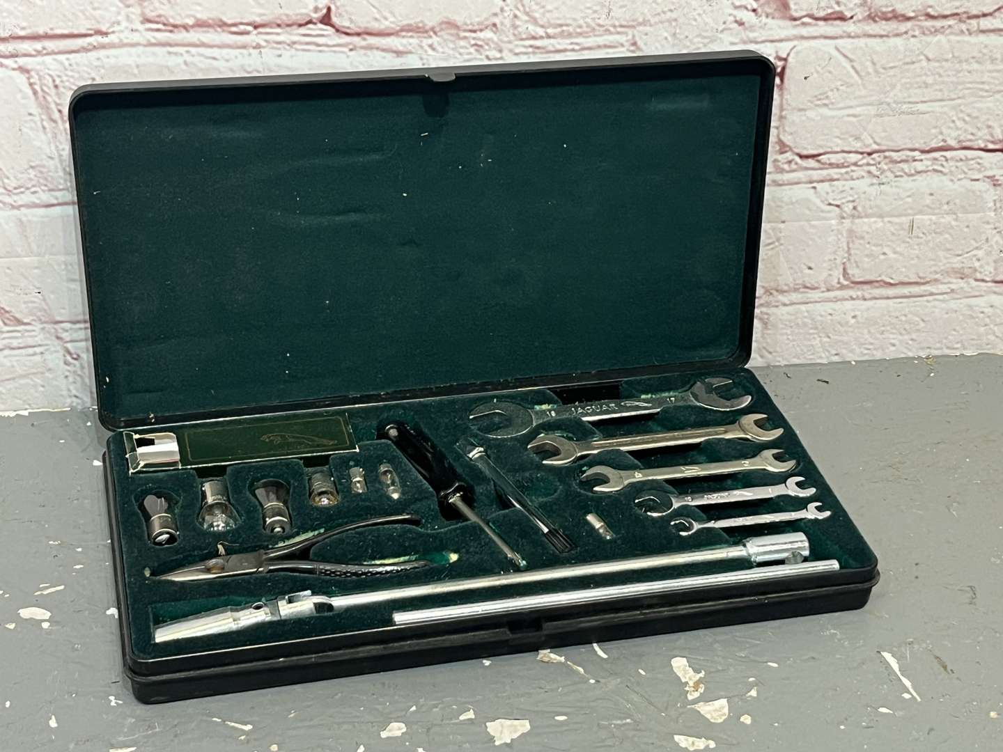 <p>Jaguar XJ40 Tool Kit</p>