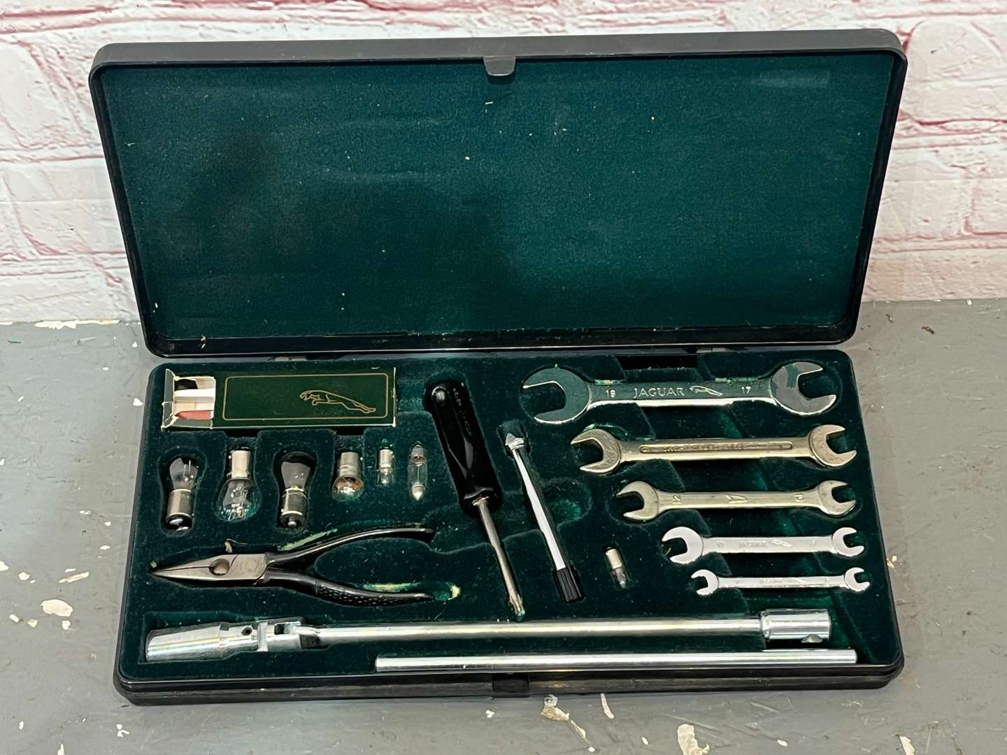 <p>Jaguar XJ40 Tool Kit</p>