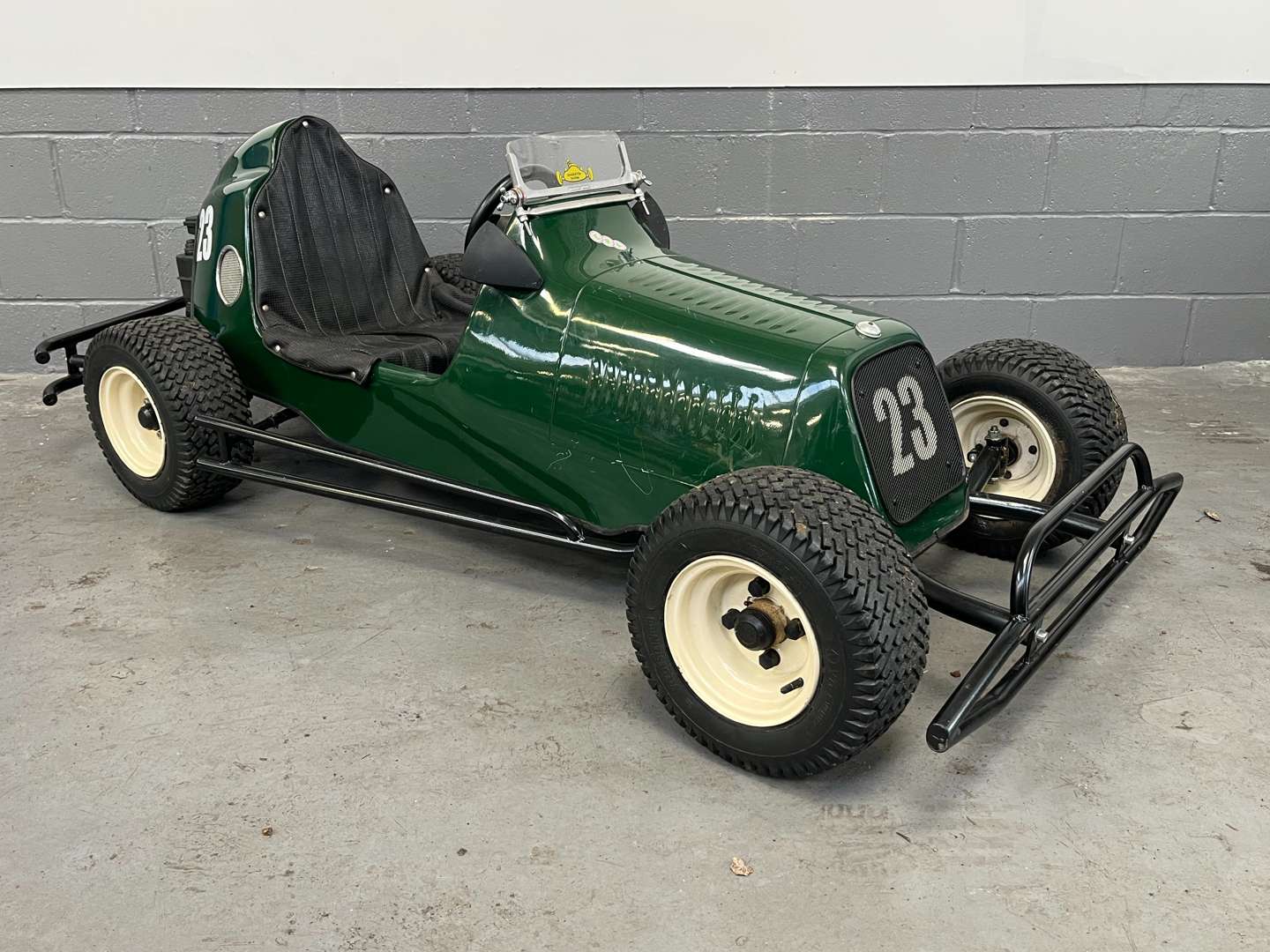 <p>Strikes Racing ERA Replica 5hp 4 Stroke Petrol Go Kart&nbsp;</p>