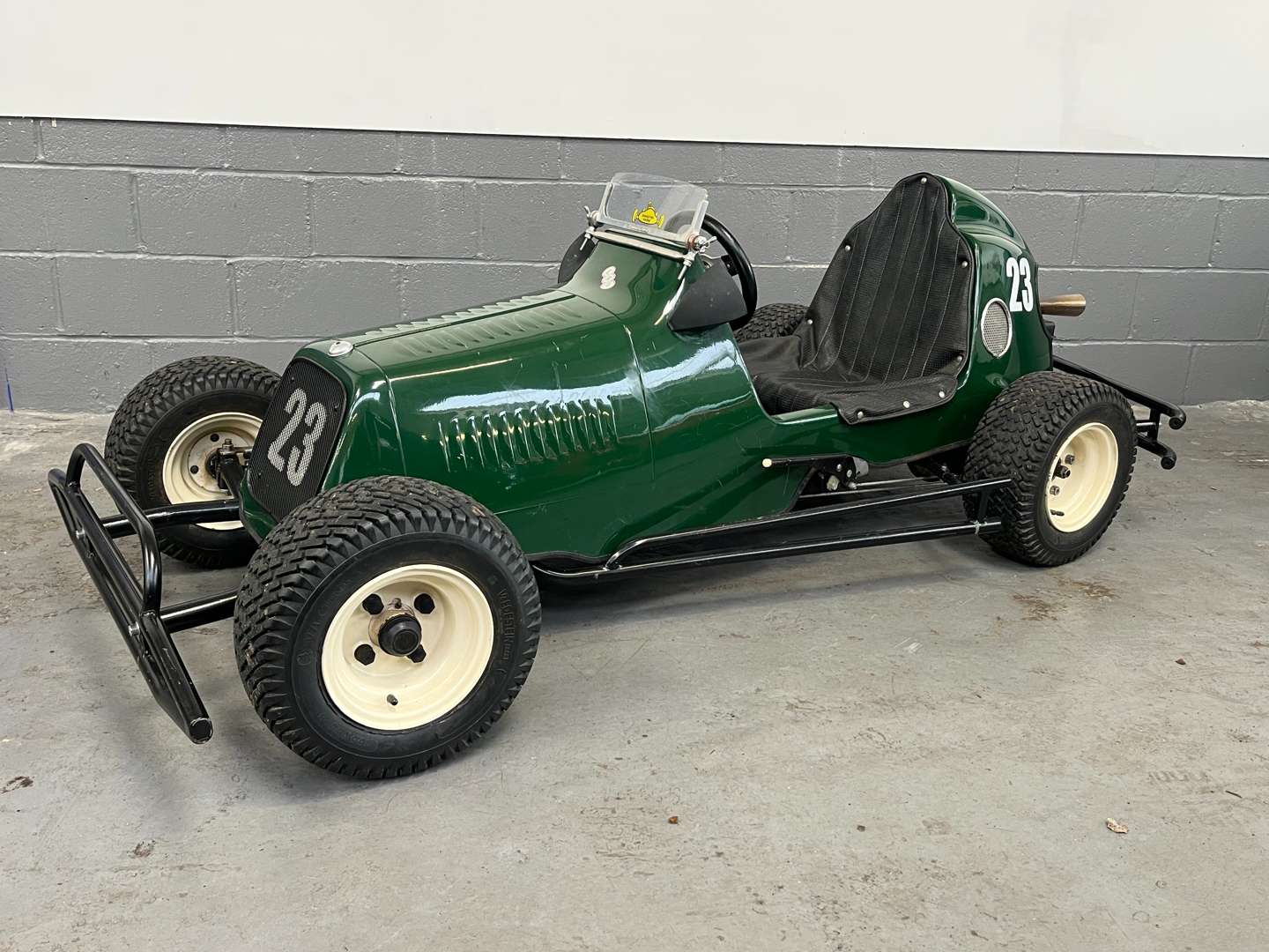 <p>Strikes Racing ERA Replica 5hp 4 Stroke Petrol Go Kart&nbsp;</p>