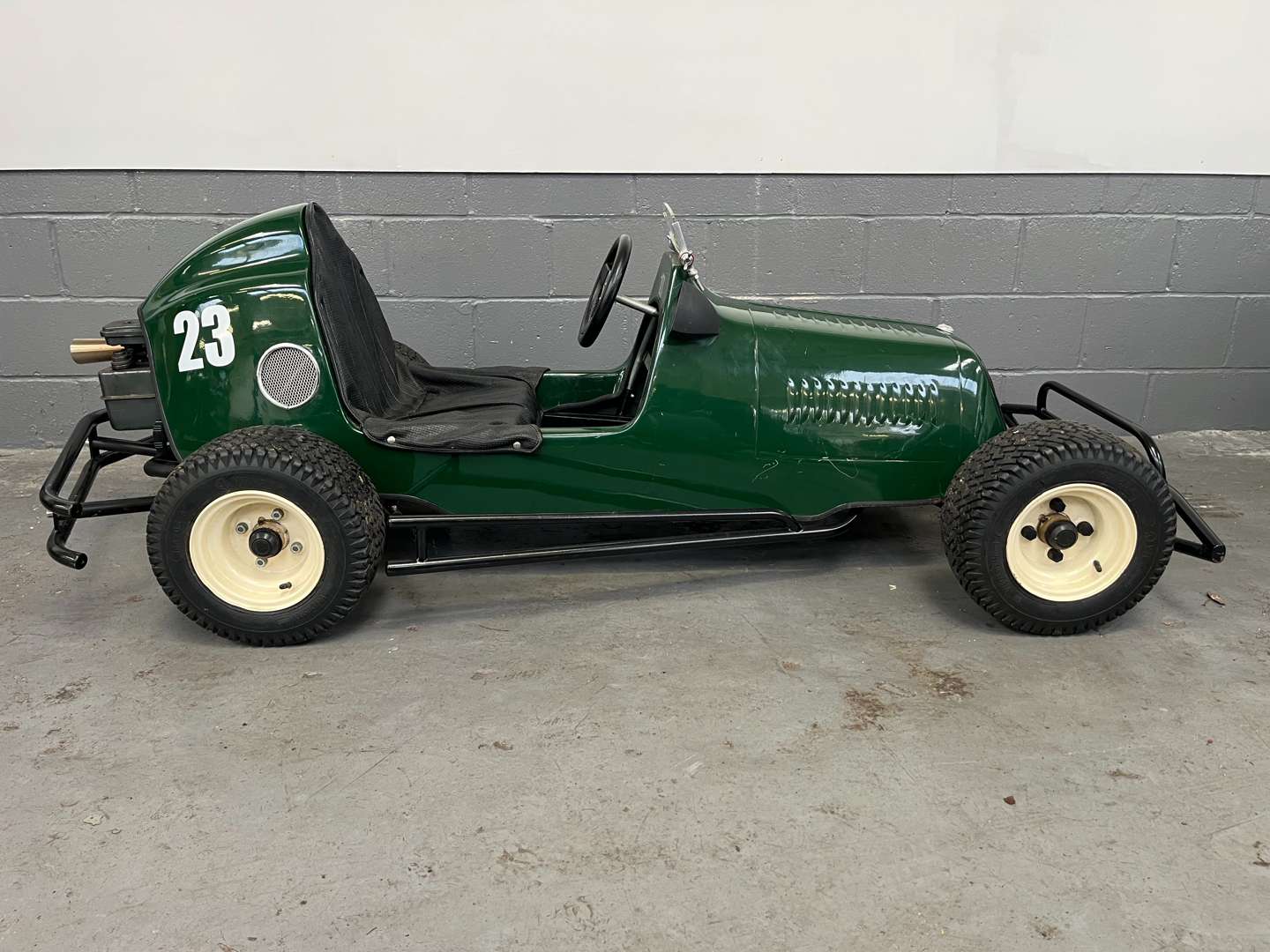 <p>Strikes Racing ERA Replica 5hp 4 Stroke Petrol Go Kart&nbsp;</p>