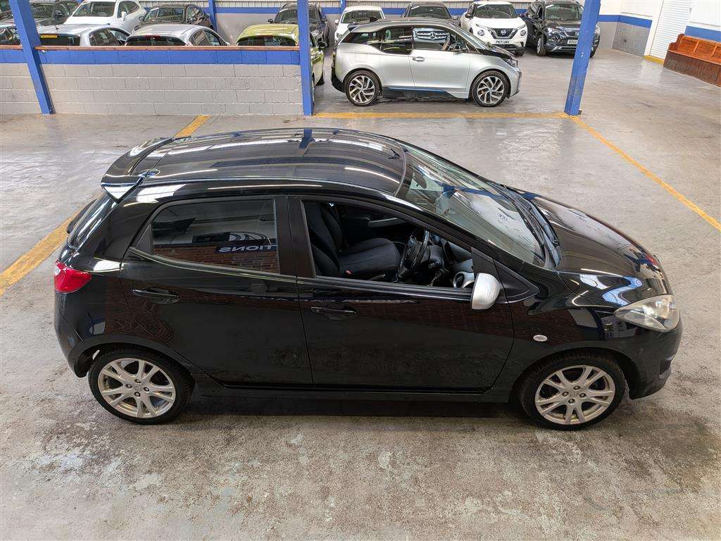 <p>2010 MAZDA 2 TAKUYA</p>