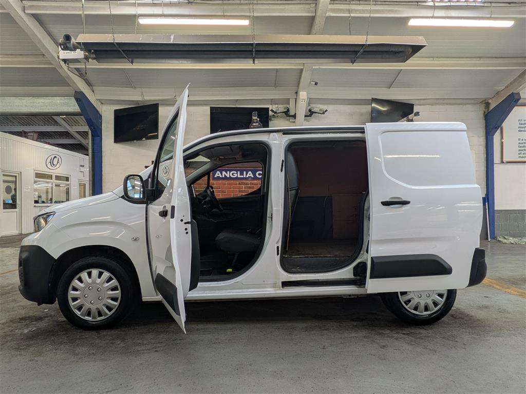 <p>2022 PEUGEOT PARTNER PROFESSIONAL PREM</p>