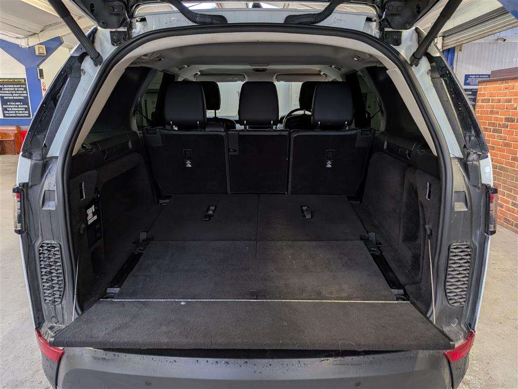 <p>2018 LAND ROVER DISCOVERY SE TD6 AUTO</p>