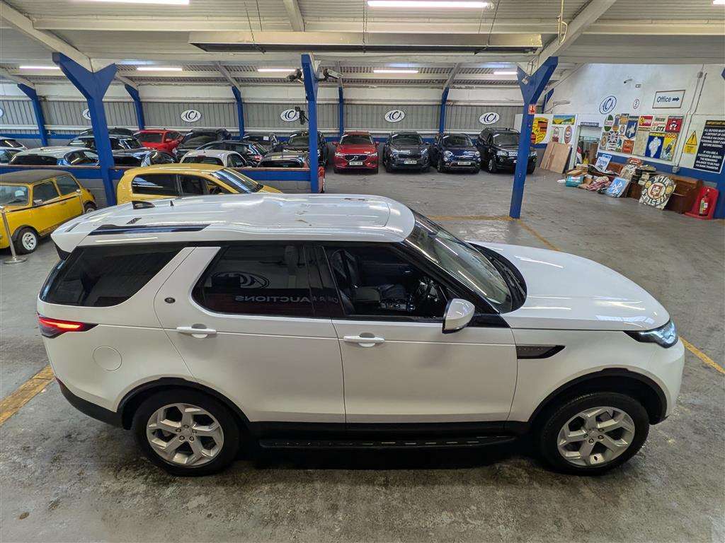 <p>2018 LAND ROVER DISCOVERY SE TD6 AUTO</p>