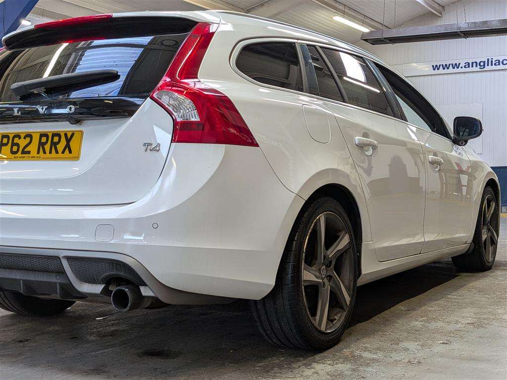 <p>2012 VOLVO V60 R-DESIGN T4 AUTO</p>