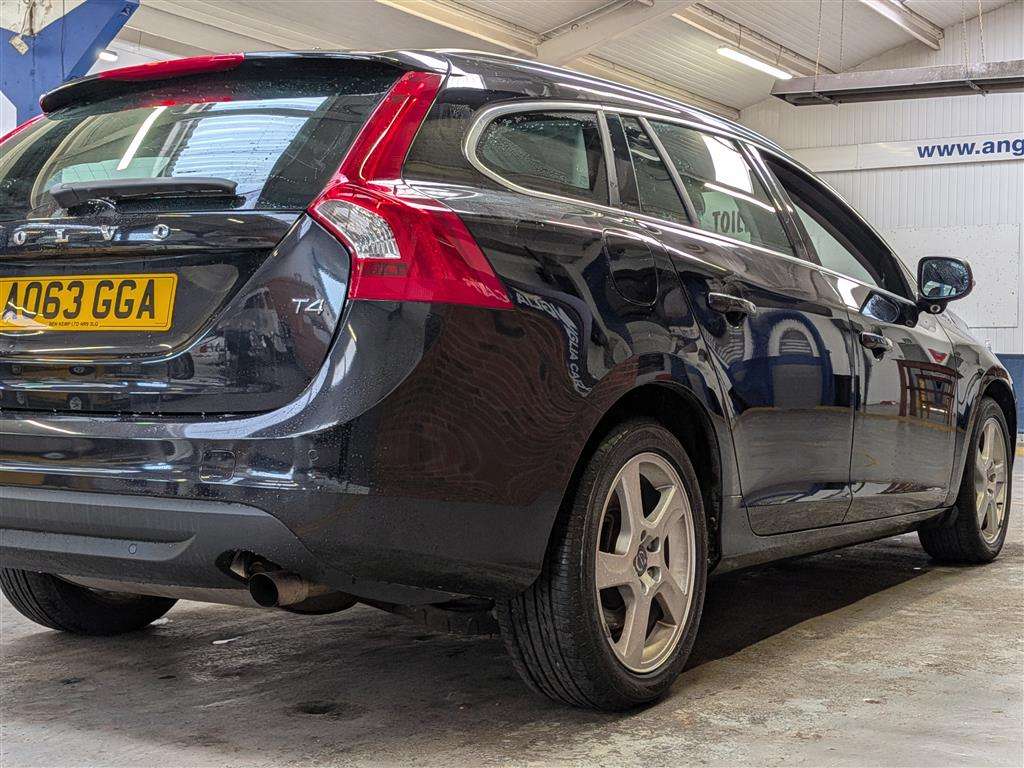 <p>2013 VOLVO V60 SE LUX T4 AUTO</p>