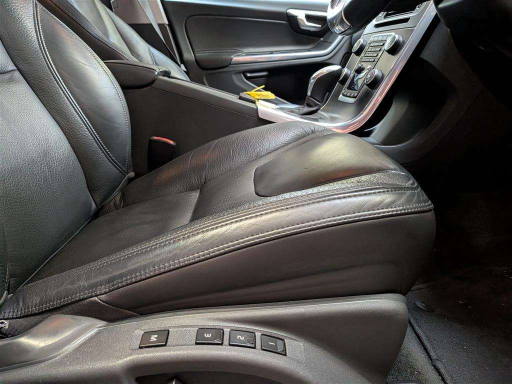 <p>2013 VOLVO V60 SE LUX T4 AUTO</p>