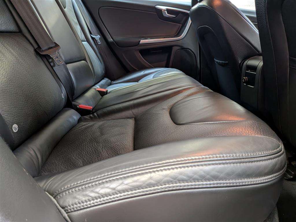<p>2013 VOLVO V60 SE LUX T4 AUTO</p>