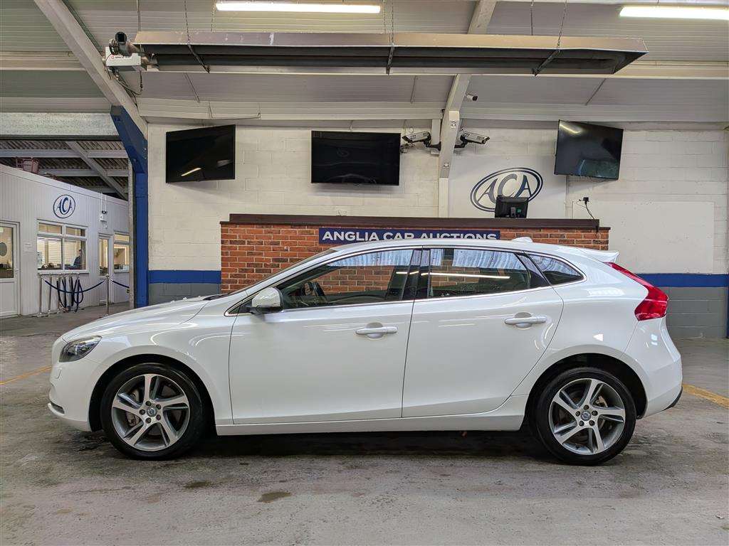 <p>2015 VOLVO V40 SE</p>
