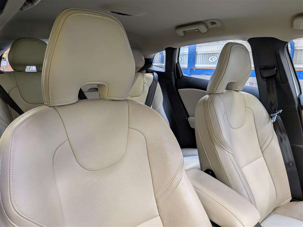 <p>2015 VOLVO V40 SE</p>