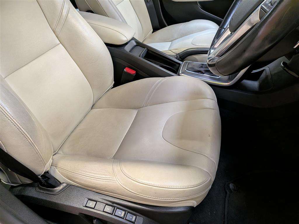 <p>2015 VOLVO V40 SE</p>