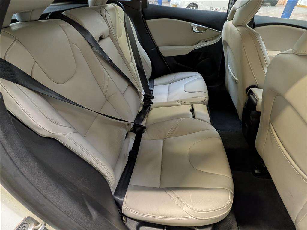 <p>2015 VOLVO V40 SE</p>