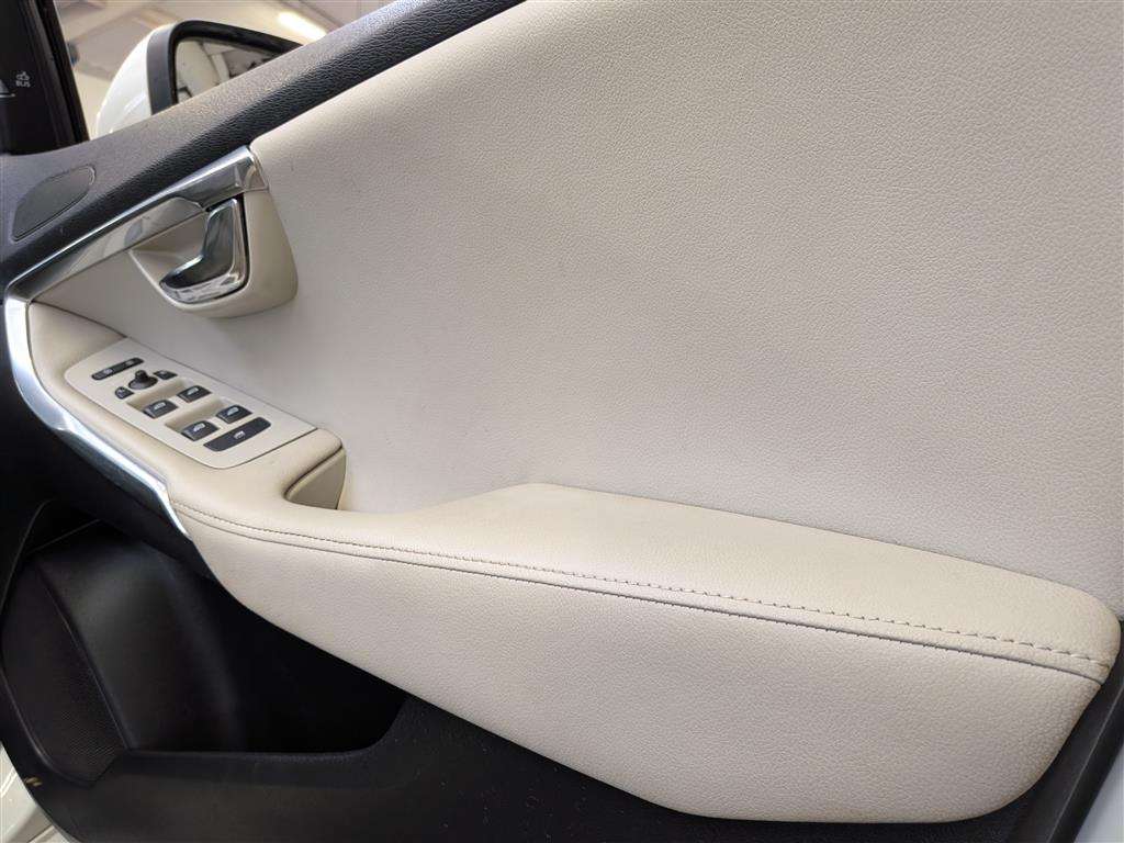 <p>2015 VOLVO V40 SE</p>